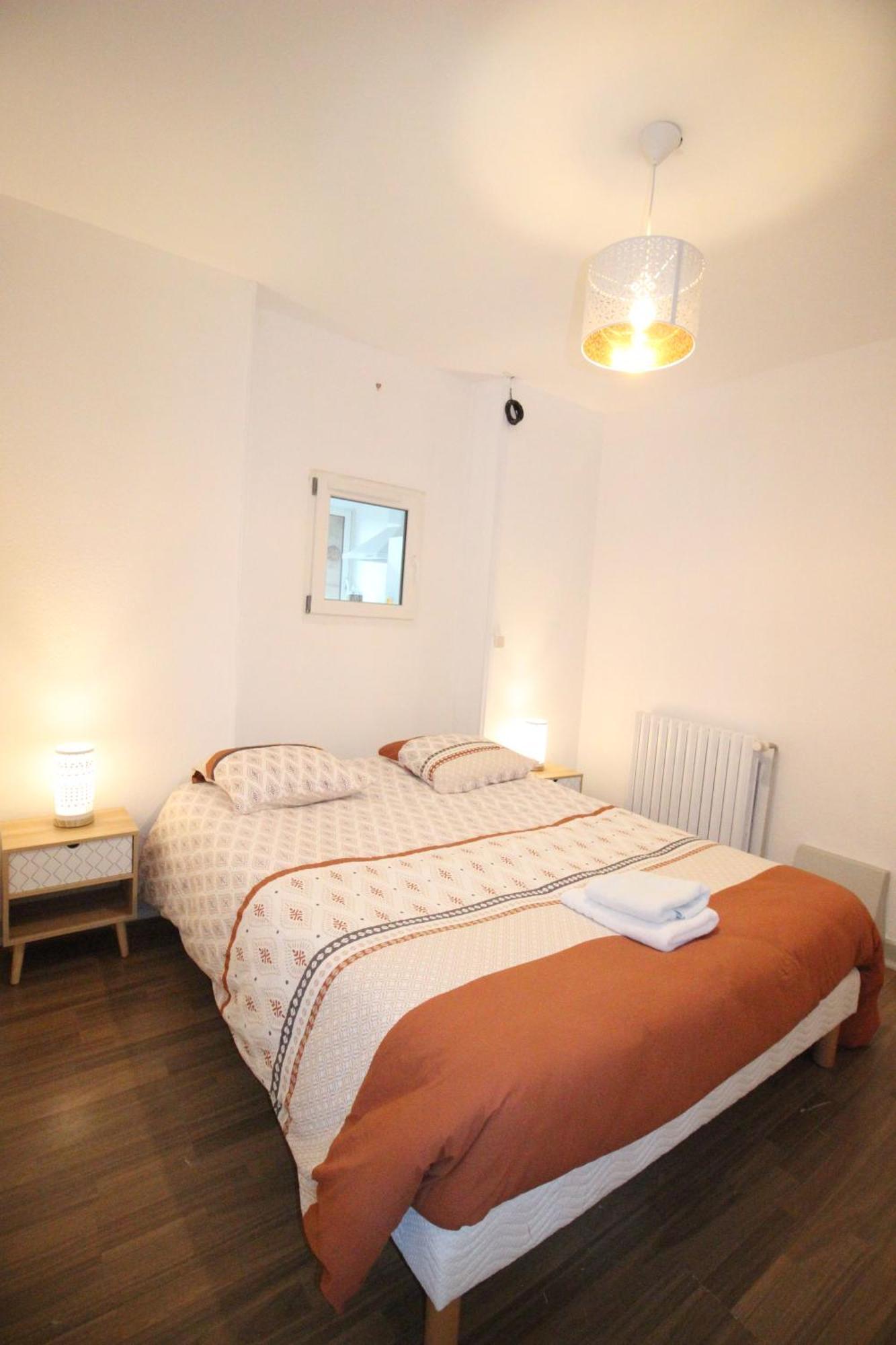 Plain-pied - 5 Couchages - Billard - Babyfoot - Terrasse - Jardin - Veranda - 4 & Canape Convertible - Netflix - Amazon Prime - Wifi - Stationnement Gratuit Devant - Centre - Gere Par Presta-zen'services Appartement Verdun-sur-Meuse