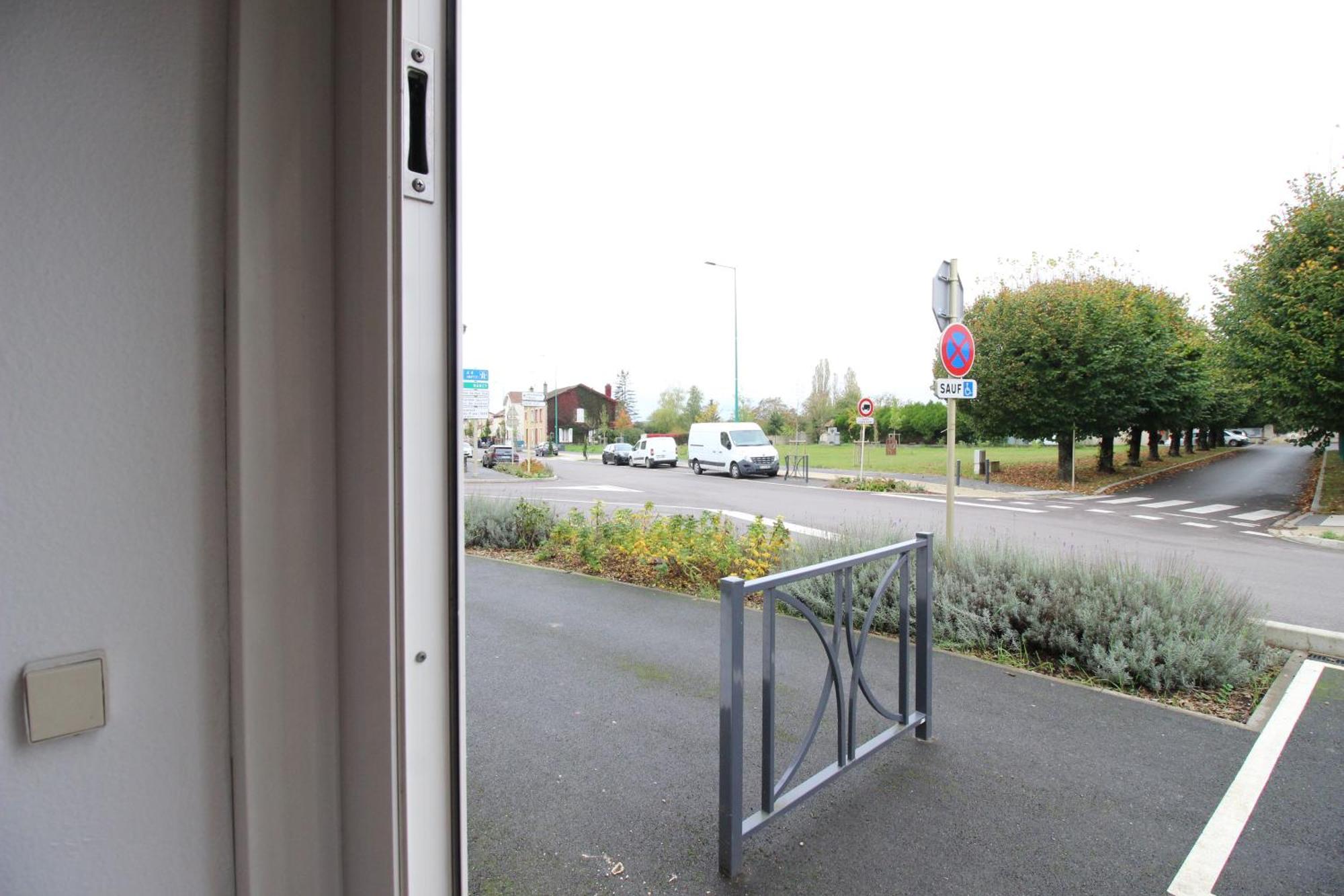Plain-pied - 5 Couchages - Billard - Babyfoot - Terrasse - Jardin - Veranda - 4 & Canape Convertible - Netflix - Amazon Prime - Wifi - Stationnement Gratuit Devant - Centre - Gere Par Presta-zen'services Verdun