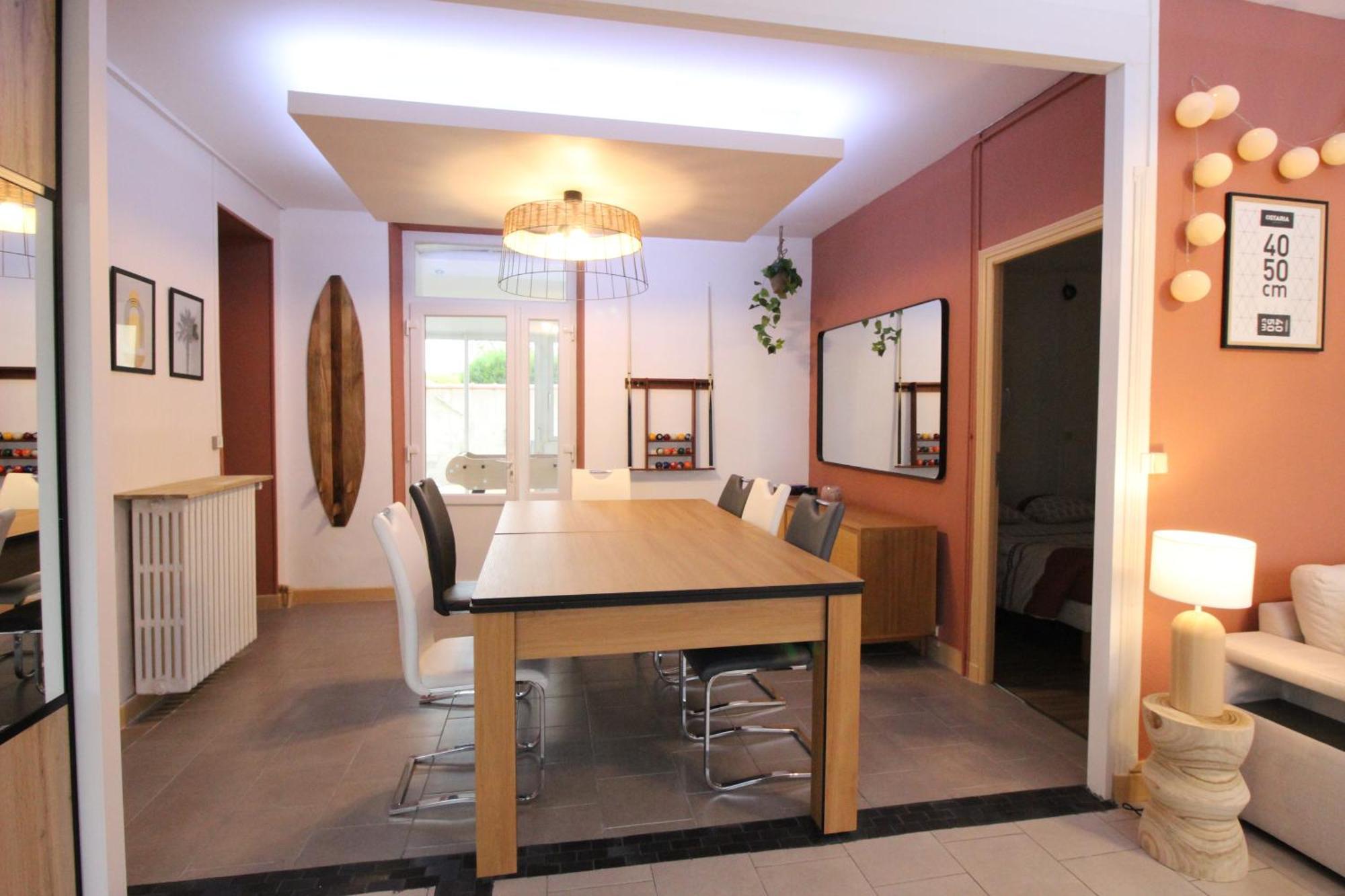 Plain-pied - 5 Couchages - Billard - Babyfoot - Terrasse - Jardin - Veranda - 4 & Canape Convertible - Netflix - Amazon Prime - Wifi - Stationnement Gratuit Devant - Centre - Gere Par Presta-zen'services