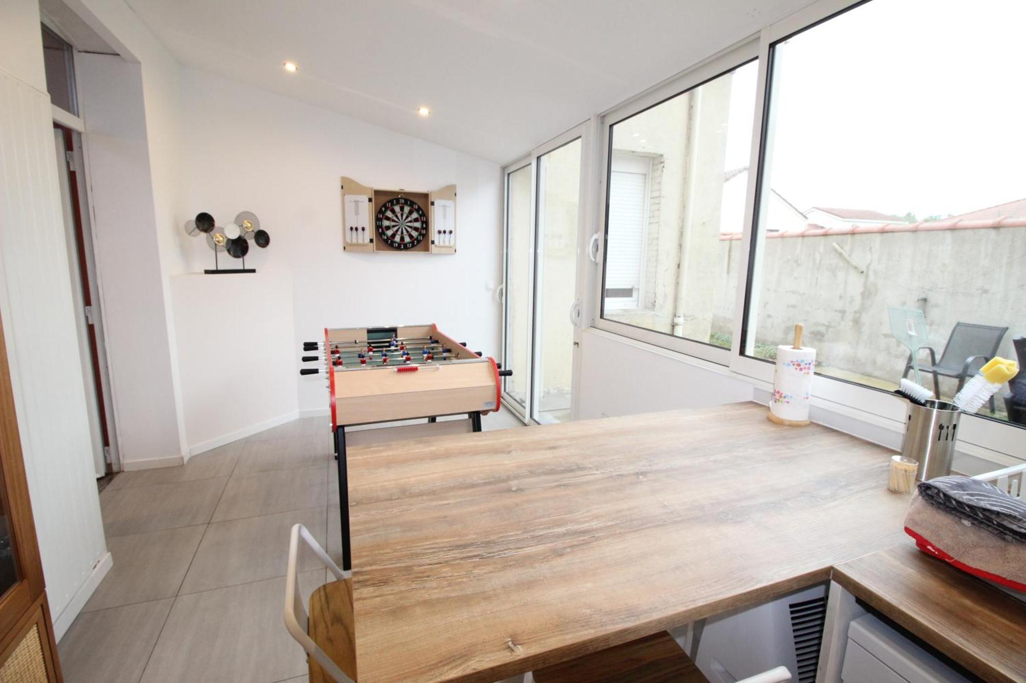 Apartment Plain-pied - 5 Couchages - Billard - Babyfoot - Terrasse - Jardin - Veranda - 4 & Canape Convertible - Netflix - Amazon Prime - Wifi - Stationnement Gratuit Devant - Centre - Gere Par Presta-zen'services *