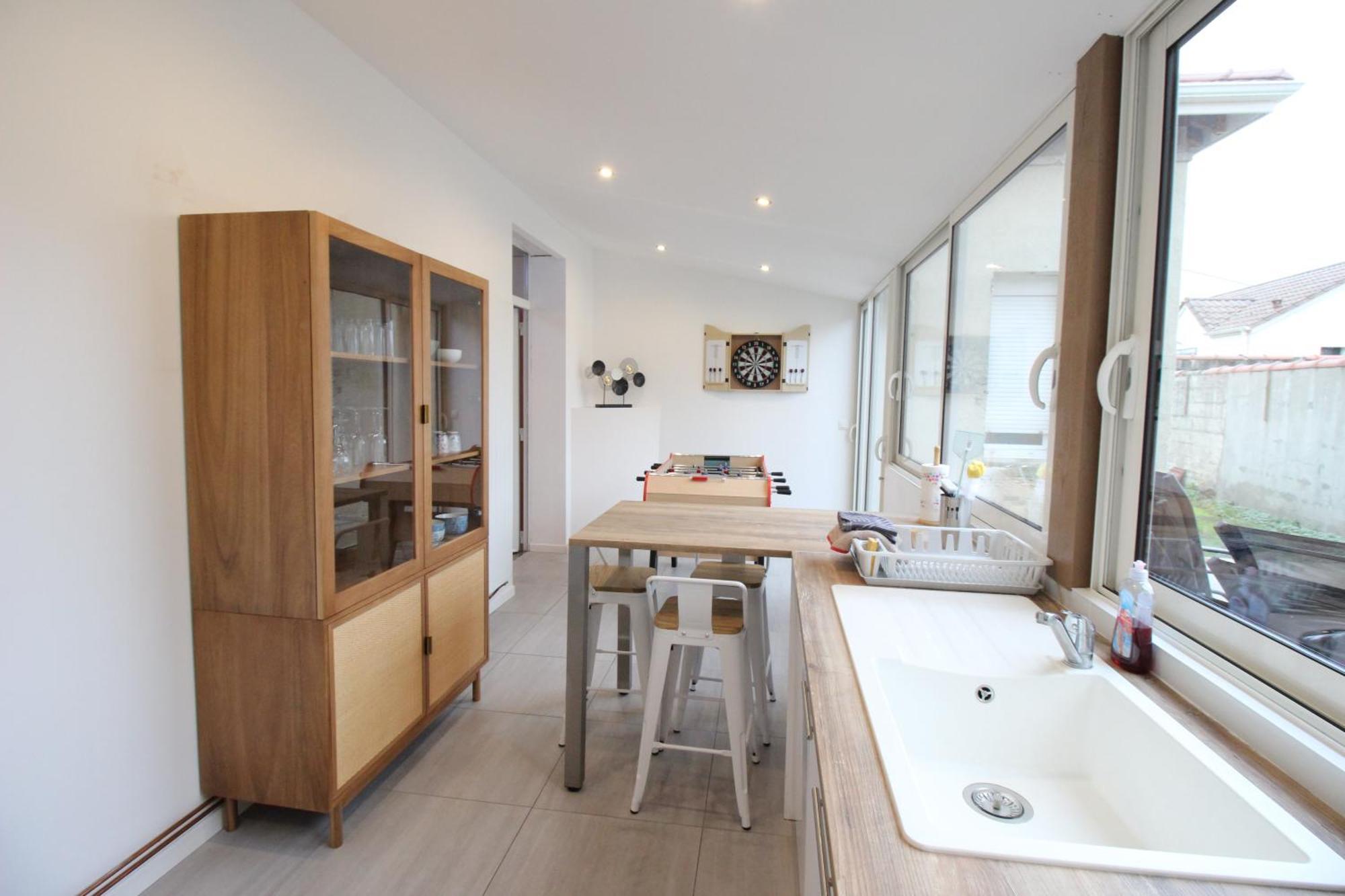 Plain-pied - 5 Couchages - Billard - Babyfoot - Terrasse - Jardin - Veranda - 4 & Canape Convertible - Netflix - Amazon Prime - Wifi - Stationnement Gratuit Devant - Centre - Gere Par Presta-zen'services